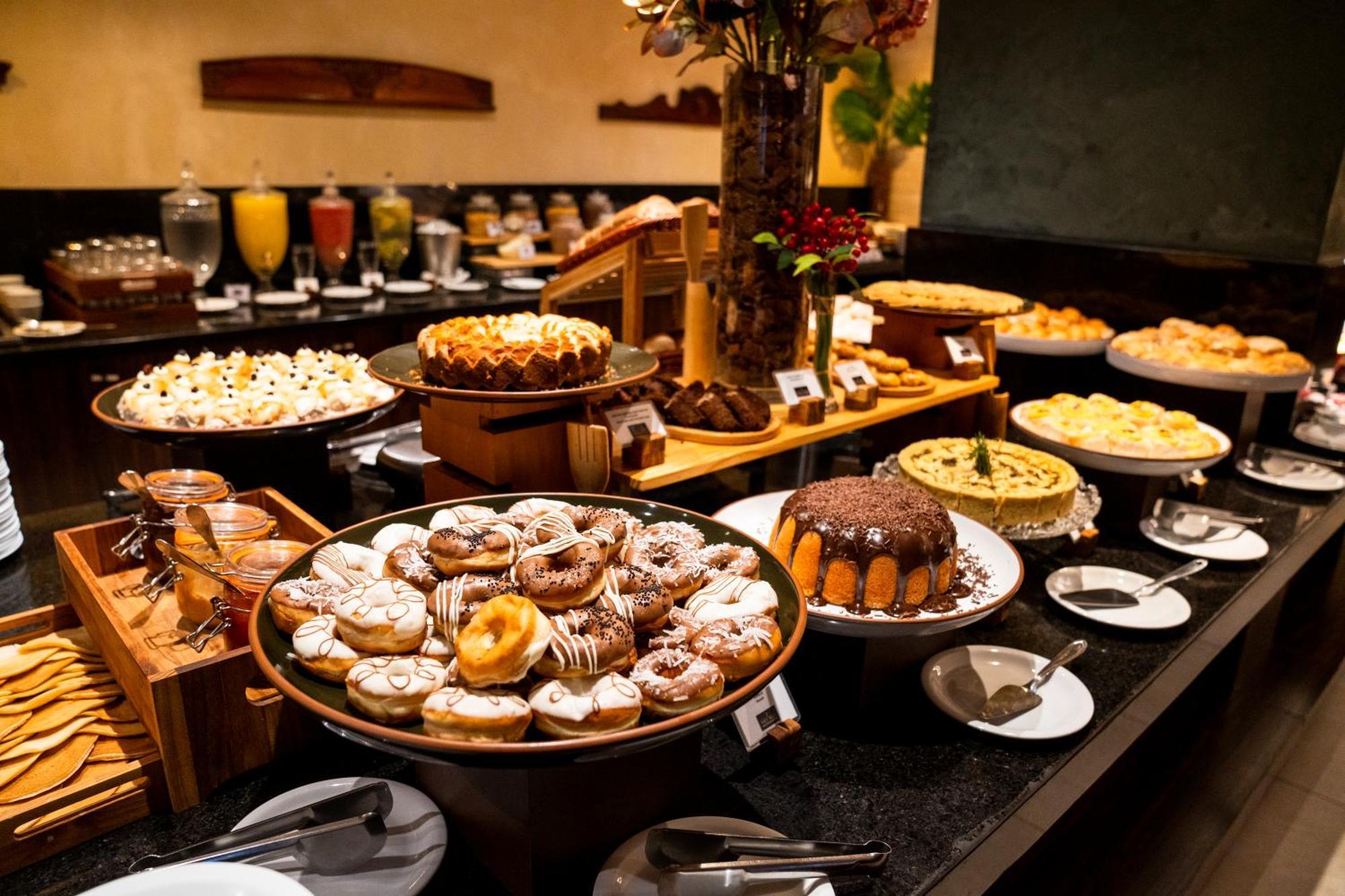 Hotel Luzeiros Ресифи Экстерьер фото A dessert buffet