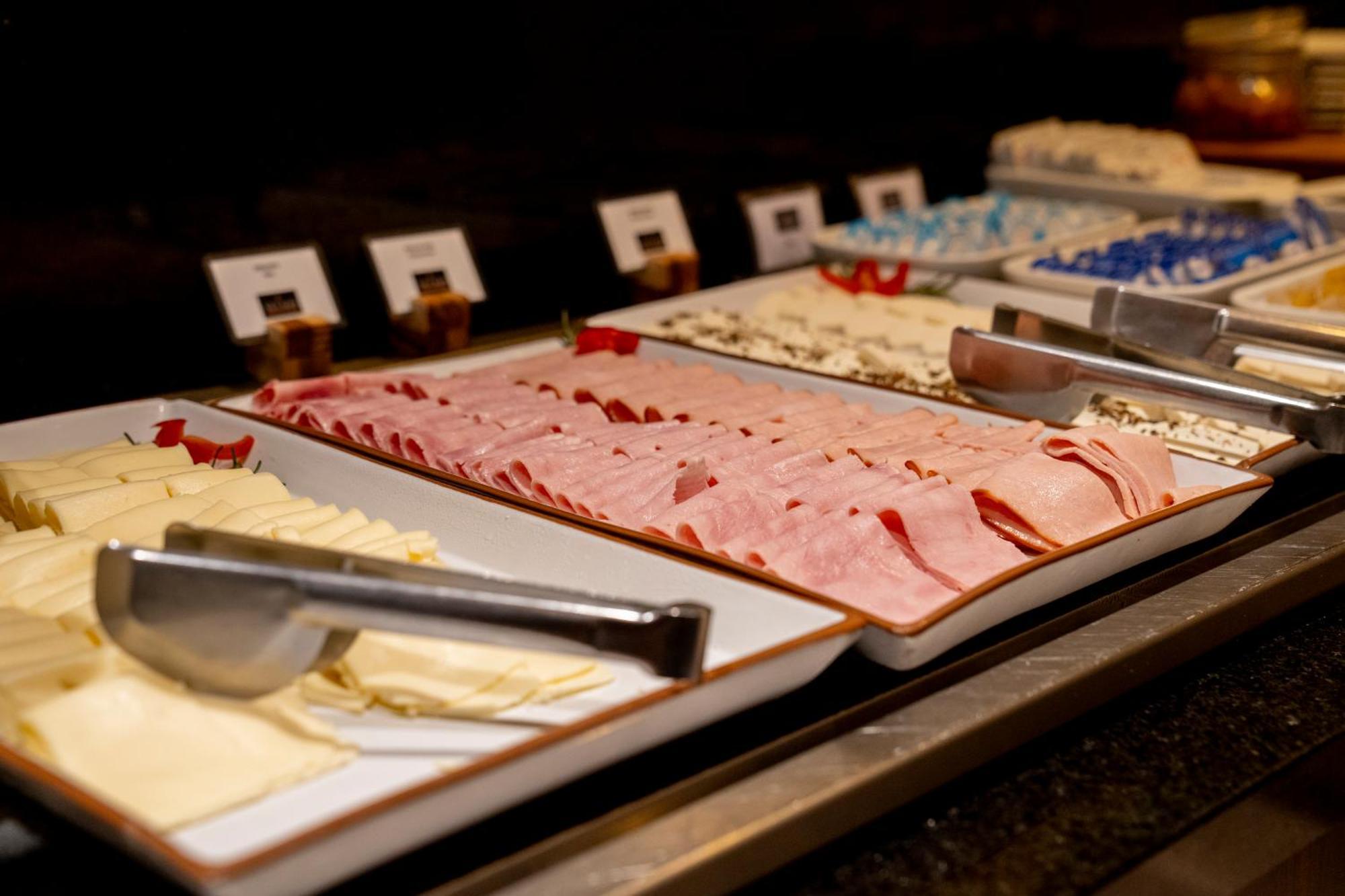 Hotel Luzeiros Ресифи Экстерьер фото A buffet with cold cuts