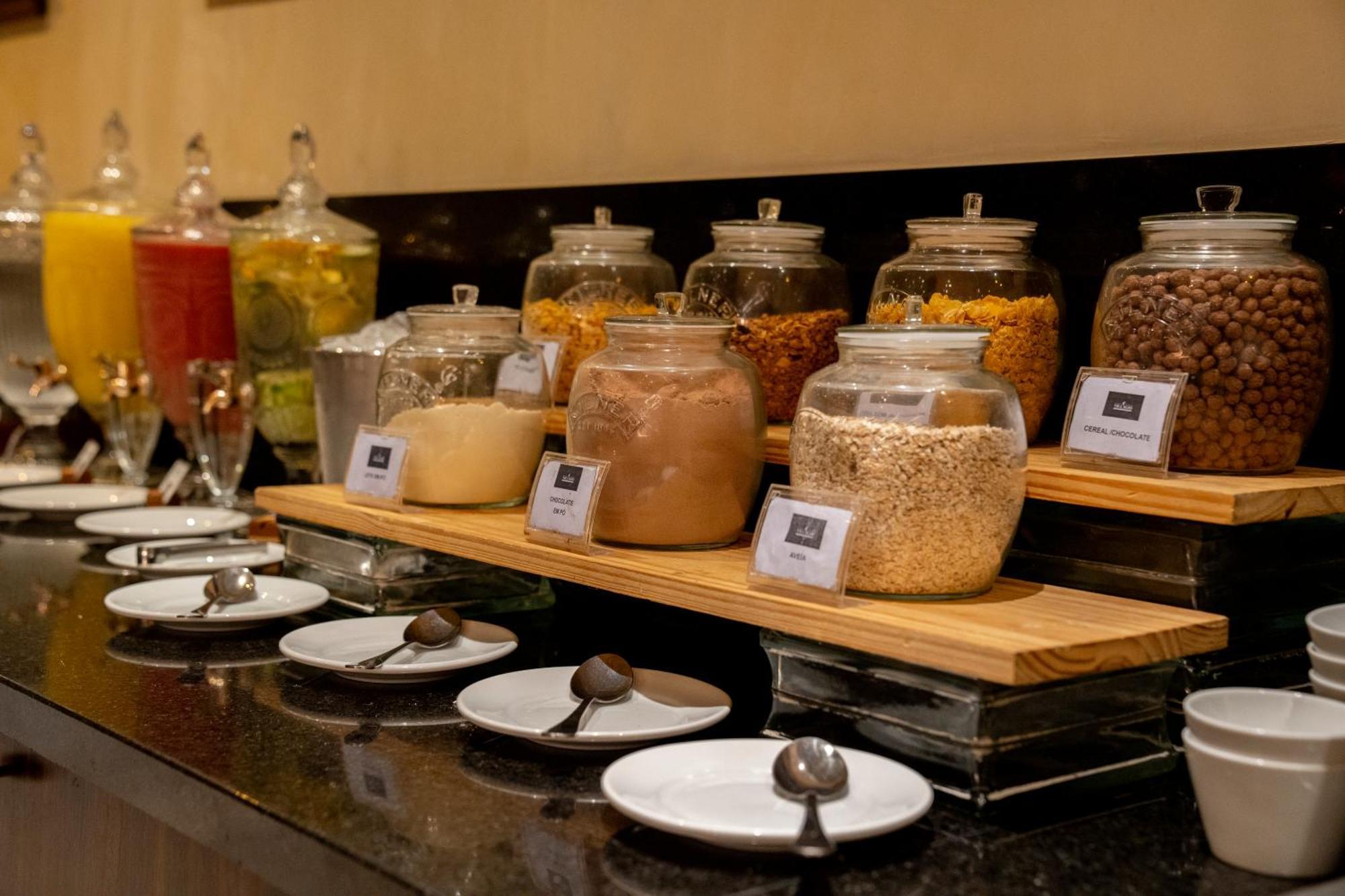 Hotel Luzeiros Ресифи Экстерьер фото A selection of cereals at a buffet