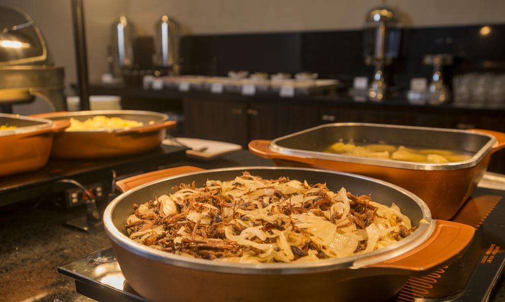 Hotel Luzeiros Ресифи Экстерьер фото Food at a buffet
